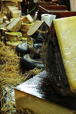 포토 JPG 해외이미지 잡화 음식 디저트 염소 치즈 유제품 실내 건강 사람없음 머리 판매 세일 상점 껍질 신선 원형 시장 맛 구매 상품 가격 먹기 계산대 유기농 생물학 지역 향 패키지 모음 소매 장인 타입 훈제 폭식 매각 힘찬 많음 해외포토 도형 웰빙 교육 컨셉 포유류 모션 내부 신체부위 쇼핑 파일형식 이미지허브