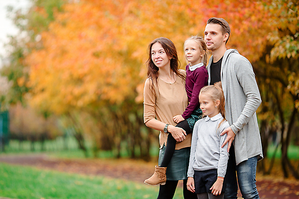 포토 JPG 해외이미지 나무 백인 공원 여자 남자 딸 어린이 가족 엄마 웃음 풍경 소녀 여러명 성인 야외 가을풍경 가을 아빠 숲 언니 해외포토 서양인 식물 계절 공공시설 다수 관계 표정 사람 자매 파일형식 가을_계절 이미지허브
