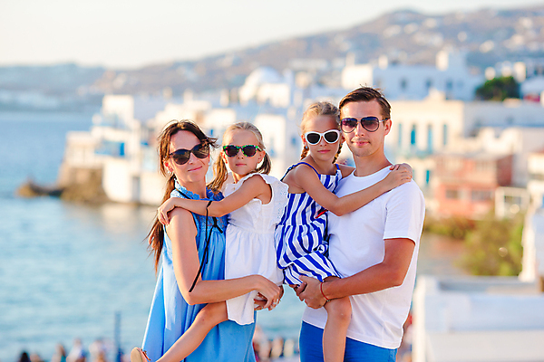 포토 JPG 해외이미지 여자 남자 어린이 가족 안기 휴가 가족여행 여러명 상반신 성인 건물 옆모습 여름휴가 마을 그리스 해안도시 미코노스섬 해외포토 건축물 유럽 뷰포인트 섬 여행 다수 관계 모션 사람 도시 파일형식 여름_계절 이미지허브