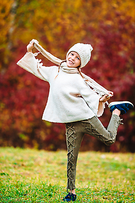 포토 JPG 해외이미지 나무 백인 공원 여자 어린이 한명 웃음 소녀 야외 가을풍경 맑음 가을 숲 소녀한명만 해외포토 서양인 식물 1 계절 공공시설 날씨 표정 사람 풍경 여자한명만 소녀만 파일형식 가을_계절 이미지허브