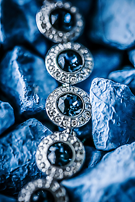 포토 JPG 해외이미지 장신구 팔찌 실내 사람없음 조약돌 화려 우아함 보석 파란배경 다이아몬드 해외포토 백그라운드 컨셉 내부 파란색 돌_바위 광석 파일형식 이미지허브