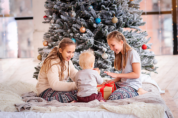 포토 JPG 해외이미지 나무 백인 전통 행복 어린이 크리스마스 겨울 창문 가족 아침 휴가 전등 새로움 주택 기념 함께함 실내 선물 미소 사람 소년 장식 세명 상자 장난감 산타클로스 놀람 방 축하 아기 12월 연도 벽난로 마법 언니 걸음마 남동생 해외포토 주간 서양인 식물 계절 기념일 남자 감정 컨셉 관계 모션 조명 표정 내부 건물 날짜 자매 동생 파일형식 이미지허브