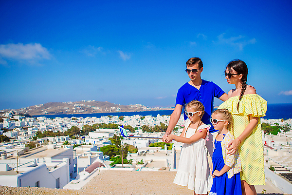 포토 JPG 해외이미지 여자 남자 어린이 가족 휴가 가족여행 여러명 상반신 성인 건물 옆모습 여름휴가 마을 손잡기 그리스 해안도시 미코노스섬 어깨에손 해외포토 건축물 유럽 뷰포인트 섬 여행 다수 관계 모션 사람 도시 파일형식 여름_계절 이미지허브