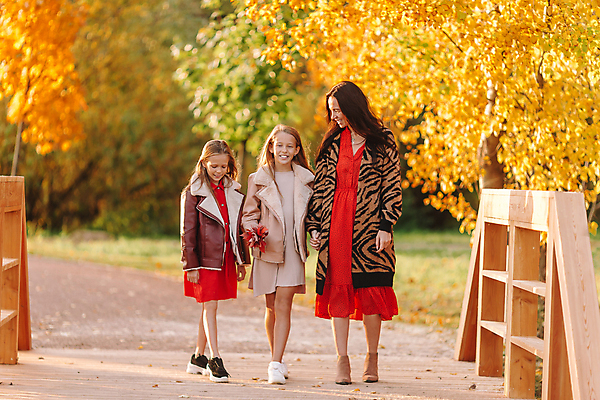 포토 JPG 해외이미지 나무 백인 공원 여자 딸 어린이 가족 엄마 웃음 풍경 소녀 성인 야외 세명 가을풍경 가을 숲 언니 여자만 해외포토 서양인 식물 계절 공공시설 관계 표정 사람 자매 파일형식 가을_계절 이미지허브