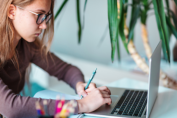 포토 JPG 해외이미지 백인 학생 라이프스타일 여자 교육 어린이 인터넷 통신 학교 주택 직장 실내 한명 사람 앉기 10대 노트북 스터디 컴퓨터 디지털 공책 정보 작업 책상 대학교 과제 온라인 온라인강의 해외포토 서양인 1 가구 회사 모션 청소년 문구용품 내부 건물 생활 전자제품 학습 강의 파일형식 언택트 이미지허브