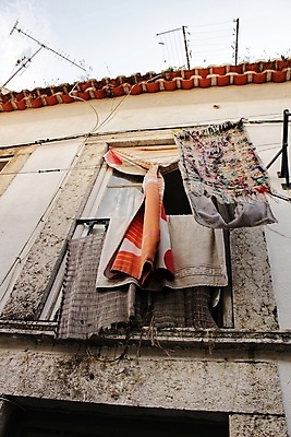 포토 JPG 해외이미지 전통 옷 건축양식 창문 부동산 거리 아파트 주택 매달리기 사람없음 건물 가로 문 수확 골동품 발코니 등불 램프 도시 역사 플랫 빨랫줄 포르투갈 버리기 타일 부식 장면 시티라이프 지역 고립 리스본 옛날 합판 해외포토 라이프스타일 건축물 건축 유럽 줄 농업 모션 조명 재산 파일형식 이미지허브