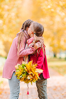 포토 JPG 해외이미지 나무 백인 여자 딸 어린이 단풍 가족 포옹 미소 소녀 야외 두명 가을풍경 맑음 가을 숲 언니 소녀만 해외포토 서양인 식물 계절 잎 관계 안기 날씨 표정 사람 풍경 자매 여자만 어린이만 파일형식 가을_계절 이미지허브