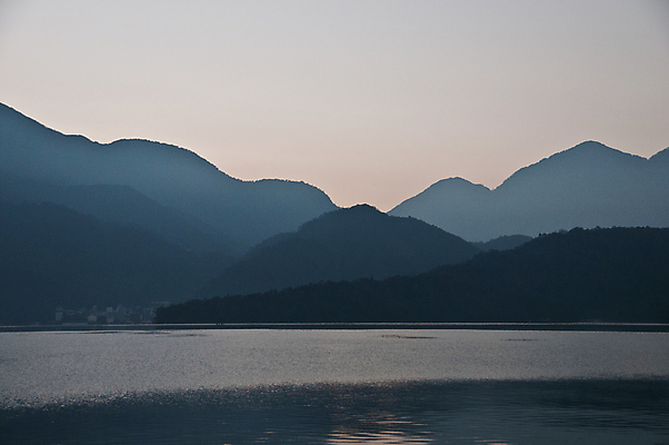 포토 JPG 해외이미지 아시아 호수 자연 아침 산 사람없음 물 파란색 중국 거울 대만 천국 해외포토 주간 자연요소 나라 컬러 생태계 파일형식 이미지허브