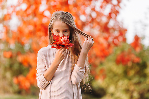 포토 JPG 해외이미지 나무 백인 공원 여자 어린이 한명 웃음 소녀 야외 가을풍경 맑음 가을 숲 소녀한명만 해외포토 서양인 식물 1 계절 공공시설 날씨 표정 사람 풍경 여자한명만 소녀만 파일형식 가을_계절 이미지허브
