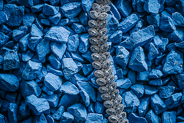 포토 JPG 해외이미지 장신구 팔찌 실내 사람없음 조약돌 화려 우아함 보석 파란배경 다이아몬드 해외포토 백그라운드 컨셉 내부 파란색 돌_바위 광석 파일형식 이미지허브