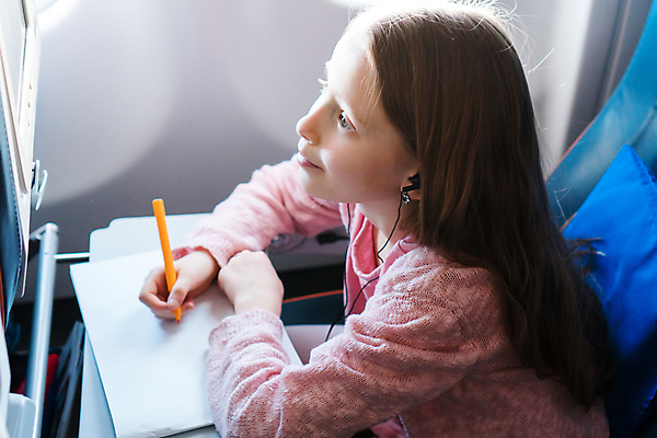 포토 JPG 해외이미지 응시 여자 어린이 이어폰 여행 의자 휴가 비행기 실내 한명 앉기 상반신 옆모습 연필 잡기 항공 승객 소녀한명만 해외포토 1 시선 뷰포인트 음향기기 가구 항공교통 모션 학용품 대중교통 사람 내부 필기구 여자한명만 소녀만 파일형식 이미지허브