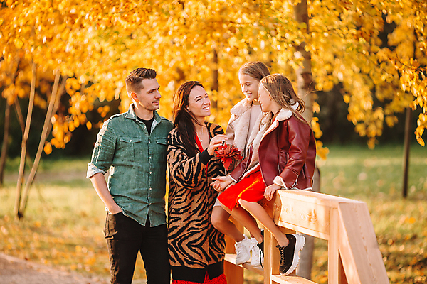포토 JPG 해외이미지 나무 백인 공원 여자 남자 딸 어린이 가족 엄마 웃음 풍경 소녀 여러명 성인 야외 가을풍경 가을 아빠 숲 언니 해외포토 서양인 식물 계절 공공시설 다수 관계 표정 사람 자매 파일형식 가을_계절 이미지허브