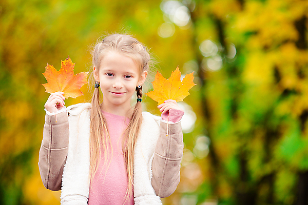 포토 JPG 해외이미지 나무 백인 공원 여자 어린이 한명 웃음 소녀 야외 가을풍경 맑음 가을 숲 소녀한명만 해외포토 서양인 식물 1 계절 공공시설 날씨 표정 사람 풍경 여자한명만 소녀만 파일형식 가을_계절 이미지허브