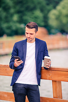 포토 JPG 해외이미지 백인 남자 커피 한명 미소 풍경 소년 성인 야외 컵 스마트폰 핸드폰 가을풍경 가을 도시 성인남자한명만 해외포토 서양인 1 식기 계절 음료 어린이 표정 사람 전자제품 스마트기기 남자한명만 성인남자만 파일형식 가을_계절 이미지허브
