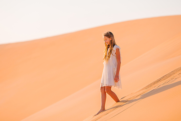 포토 JPG 해외이미지 주간 전신 원피스 여자 어린이 한명 야외 옆모습 사막 모래언덕 소녀한명만 내려오기 해외포토 자연요소 1 옷 뷰포인트 모션 사람 언덕 여자한명만 소녀만 파일형식 이미지허브