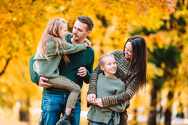 포토 JPG 해외이미지 나무 백인 공원 여자 남자 딸 어린이 가족 엄마 웃음 풍경 소녀 여러명 성인 야외 가을풍경 가을 아빠 숲 언니 해외포토 서양인 식물 계절 공공시설 다수 관계 표정 사람 자매 파일형식 가을_계절 이미지허브