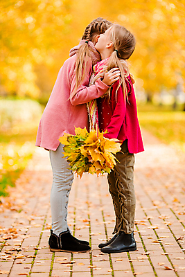 포토 JPG 해외이미지 나무 백인 여자 딸 어린이 단풍 가족 포옹 미소 소녀 야외 두명 가을풍경 맑음 가을 숲 언니 소녀만 해외포토 서양인 식물 계절 잎 관계 안기 날씨 표정 사람 풍경 자매 여자만 어린이만 파일형식 가을_계절 이미지허브