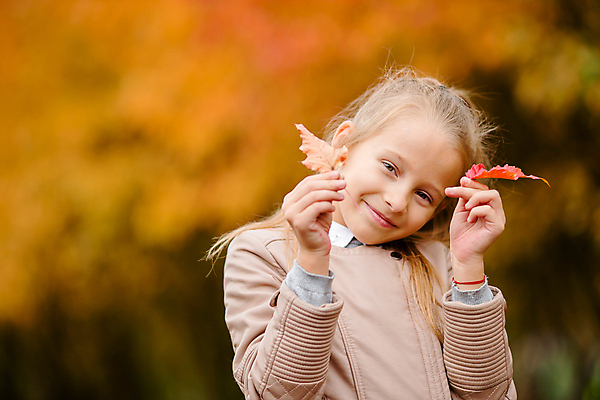 포토 JPG 해외이미지 나무 백인 공원 여자 어린이 한명 웃음 소녀 야외 가을풍경 맑음 가을 숲 소녀한명만 해외포토 서양인 식물 1 계절 공공시설 날씨 표정 사람 풍경 여자한명만 소녀만 파일형식 가을_계절 이미지허브