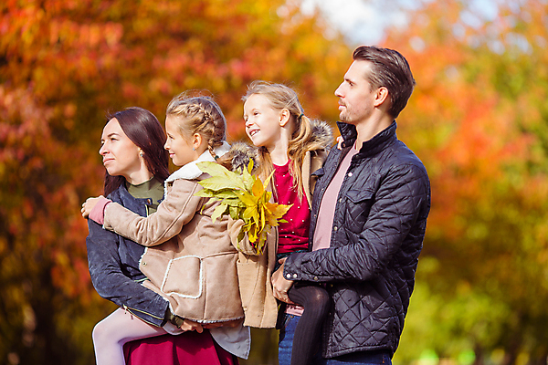 포토 JPG 해외이미지 나무 백인 공원 여자 남자 딸 어린이 가족 엄마 웃음 풍경 소녀 여러명 성인 야외 가을풍경 가을 아빠 숲 언니 해외포토 서양인 식물 계절 공공시설 다수 관계 표정 사람 자매 파일형식 가을_계절 이미지허브