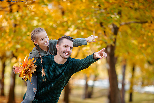 포토 JPG 해외이미지 나무 백인 공원 여자 남자 딸 어린이 단풍 가족 소녀 성인 야외 두명 가을풍경 맑음 가을 아빠 숲 해외포토 서양인 식물 계절 공공시설 잎 관계 날씨 사람 풍경 파일형식 가을_계절 이미지허브