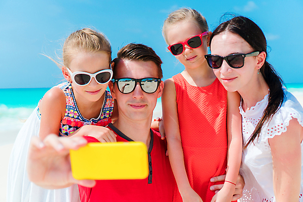 포토 JPG 해외이미지 여자 남자 행복 어린이 가족 휴가 가족여행 들기 손짓 여러명 상반신 성인 해변 앞모습 여름휴가 스마트폰 선글라스 셀프카메라 그리스 미코노스섬 어깨에손 해외포토 감정 유럽 안경 바다 뷰포인트 섬 여행 다수 관계 모션 사람 핸드폰 스마트기기 사진촬영 파일형식 여름_계절 이미지허브