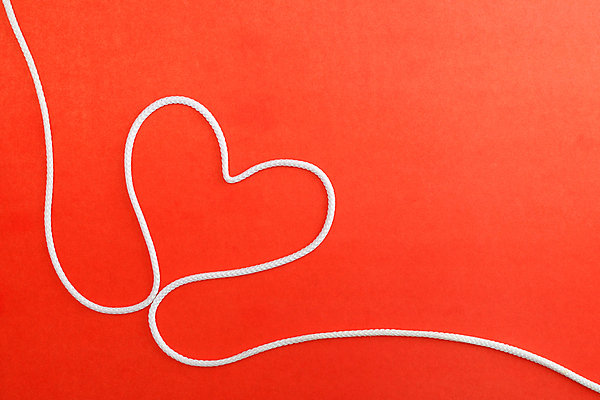 포토 JPG 해외이미지 모양 디자인 종이 밧줄 줄 백그라운드 컨셉 곡선 아이디어 발렌타인데이 사랑 사람없음 빨간색 흰색 하트 심볼 사인 싱글 심플 카피스페이스 해외포토 감정 선 컬러 데이이벤트 공백 파일형식 이미지허브