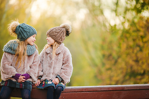 포토 JPG 해외이미지 백인 여자 딸 어린이 단풍 가족 미소 소녀 야외 두명 가을풍경 맑음 가을 숲 언니 소녀만 해외포토 서양인 계절 잎 관계 날씨 표정 사람 풍경 자매 여자만 어린이만 파일형식 가을_계절 이미지허브