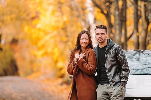 포토 JPG 해외이미지 나무 백인 커플 공원 여자 남자 미소 성인 야외 두명 가을풍경 가을 성인만 해외포토 서양인 식물 계절 공공시설 관계 표정 사람 풍경 파일형식 가을_계절 이미지허브
