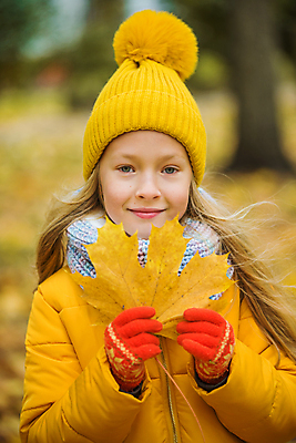 포토 JPG 해외이미지 백인 옷 공원 여자 행복 유럽 얼굴 어린이 잎 자연 한명 사람 야외 금발 노란색 유행 흰색 10월 해외포토 서양인 식물 1 헤어스타일 공공시설 감정 나라 컬러 신체부위 날짜 생태계 파일형식 이미지허브