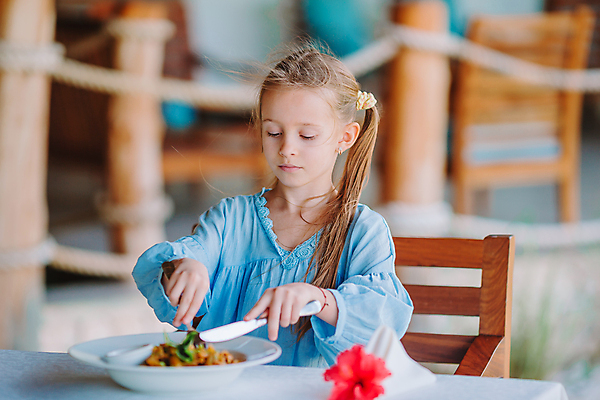 포토 JPG 해외이미지 주간 여자 여유 어린이 한명 들기 상반신 야외 앞모습 아웃포커스 식사 자르기 소녀한명만 해외포토 자연요소 1 감정 뷰포인트 모션 촬영기법 사람 여자한명만 소녀만 파일형식 이미지허브
