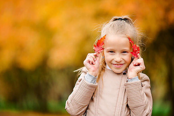 포토 JPG 해외이미지 나무 백인 공원 여자 어린이 한명 웃음 소녀 야외 가을풍경 맑음 가을 숲 소녀한명만 해외포토 서양인 식물 1 계절 공공시설 날씨 표정 사람 풍경 여자한명만 소녀만 파일형식 가을_계절 이미지허브