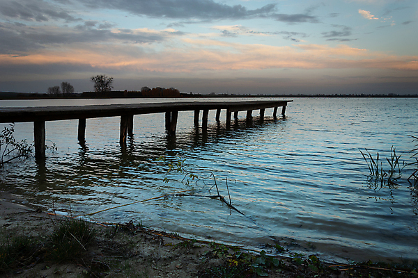 포토 JPG 해외이미지 호수 여행 자연 하늘 휴식 사람없음 야외 목재 물 파란색 컬러풀 햇빛 항구 어둠 고요 황혼 일몰 새벽 저녁 방파제 수평선 해외포토 자연요소 나무 공공시설 컬러 컨셉 재료 교통시설 태양 노을 야간 생태계 파일형식 이미지허브