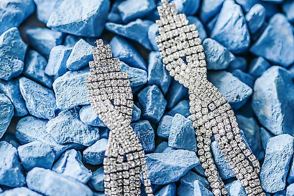 포토 JPG 해외이미지 장신구 실내 사람없음 귀걸이 조약돌 화려 우아함 보석 파란배경 다이아몬드 해외포토 백그라운드 컨셉 내부 파란색 돌_바위 광석 파일형식 이미지허브