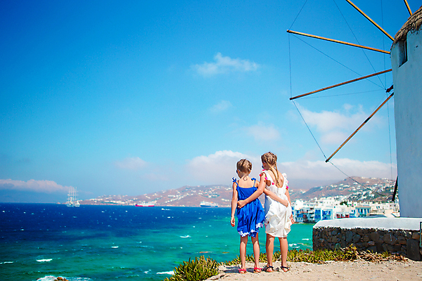 포토 JPG 해외이미지 전신 여자 어린이 허리손 휴가 가족여행 두명 건물 뒷모습 여름휴가 풍차 그리스 자매 해안도시 미코노스섬 소녀만 해외포토 건축물 유럽 뷰포인트 섬 여행 포즈 가족 사람 도시 여자만 어린이만 파일형식 여름_계절 이미지허브