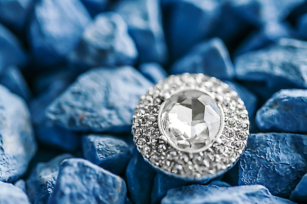 포토 JPG 해외이미지 장신구 실내 사람없음 귀걸이 조약돌 화려 우아함 보석 파란배경 다이아몬드 해외포토 백그라운드 컨셉 내부 파란색 돌_바위 광석 파일형식 이미지허브