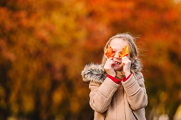 포토 JPG 해외이미지 나무 백인 공원 여자 어린이 한명 웃음 소녀 야외 가을풍경 맑음 가을 숲 소녀한명만 해외포토 서양인 식물 1 계절 공공시설 날씨 표정 사람 풍경 여자한명만 소녀만 파일형식 가을_계절 이미지허브