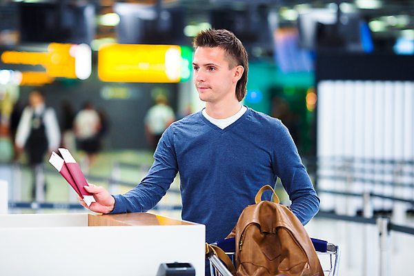 포토 JPG 해외이미지 남자 여행 한명 상반신 성인 앞모습 아웃포커스 여행객 잡기 티켓 공항 여권 승객 보여주기 체크인 성인남자한명만 해외포토 1 뷰포인트 교통시설 모션 촬영기법 사람 남자한명만 성인남자만 파일형식 이미지허브