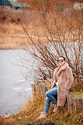 포토 JPG 해외이미지 여자 호수 겨울 한명 미소 성인 야외 가을풍경 가을 잡기 숲 성인여자한명만 해외포토 1 계절 모션 표정 사람 풍경 여자한명만 성인여자만 파일형식 가을_계절 이미지허브