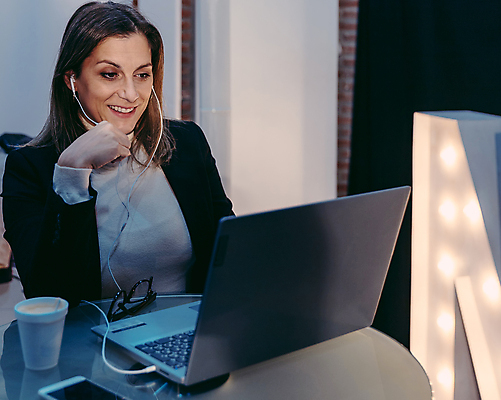 포토 JPG 해외이미지 1 학생 여자 유럽 커피 인터넷 비즈니스 한명 미소 사람 노트북 쇼핑 컴퓨터 금발 독서 상점 디지털 카페 바 네트워크 종업원 부름 온라인 동영상 다운로드 소셜 힙스터 해외포토 직업 헤어스타일 패션 나라 음료 모션 표정 전자제품 파일형식 이미지허브