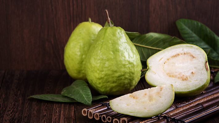 포토 JPG 해외이미지 잎 과일 단면 실내 사람없음 슬라이스 과일조각 구아바 나무받침 나무발 나무배경 해외포토 식물 조각 백그라운드 내부 목재 받침대 열대과일 파일형식 이미지허브