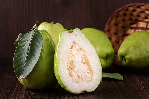 포토 JPG 해외이미지 잎 과일 단면 실내 사람없음 바구니 슬라이스 쏟아짐 과일조각 구아바 나무배경 해외포토 식물 조각 백그라운드 모션 내부 열대과일 파일형식 이미지허브