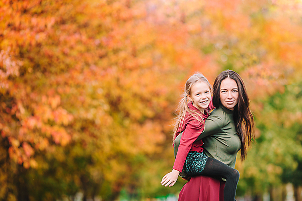 포토 JPG 해외이미지 나무 백인 공원 여자 딸 어린이 가족 엄마 웃음 풍경 소녀 성인 야외 두명 가을풍경 가을 숲 여자만 해외포토 서양인 식물 계절 공공시설 관계 표정 사람 파일형식 가을_계절 이미지허브