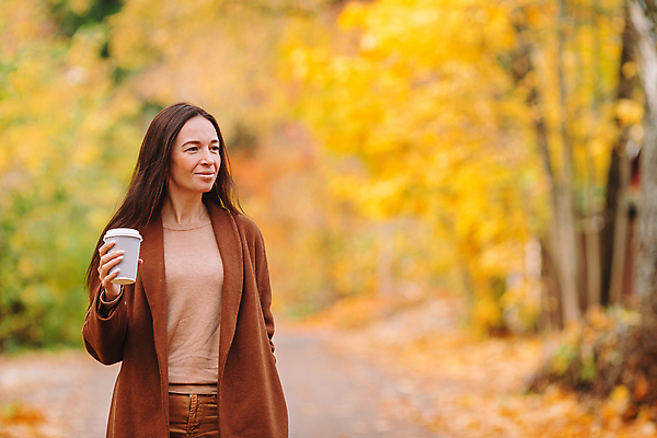 포토 JPG 해외이미지 응시 공원 여자 커피 한명 미소 앉기 성인 야외 컵 가을풍경 가을 잡기 숲 성인여자한명만 해외포토 1 식기 시선 계절 공공시설 음료 모션 표정 사람 풍경 여자한명만 성인여자만 파일형식 가을_계절 이미지허브
