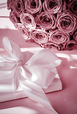 포토 JPG 해외이미지 행복 리본 분홍색 꽃다발 사랑 사람없음 선물상자 로맨틱 해외202309 해외포토 꽃 감정 컬러 컨셉 선물 상자 파일형식 이미지허브