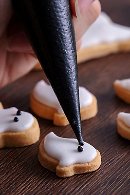 포토 JPG 해외이미지 디저트 요리 사람없음 쿠키 할로윈 달콤 유령 나무탁자 짤주머니 프로스팅 해외포토 음식 탁자 맛 제빵 제빵도구 파일형식 이미지허브