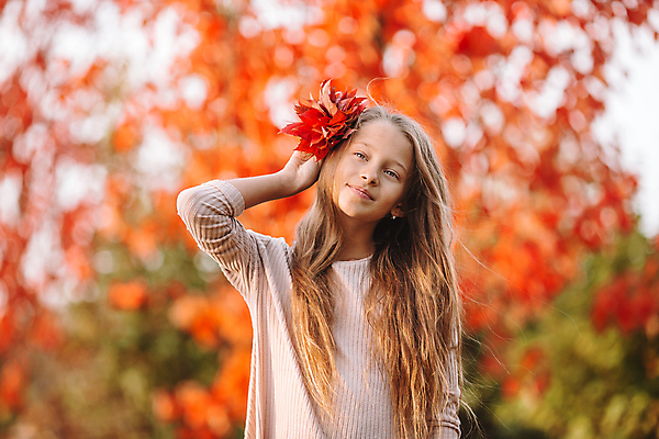 포토 JPG 해외이미지 나무 백인 공원 여자 어린이 한명 웃음 소녀 야외 가을풍경 맑음 가을 숲 소녀한명만 해외포토 서양인 식물 1 계절 공공시설 날씨 표정 사람 풍경 여자한명만 소녀만 파일형식 가을_계절 이미지허브