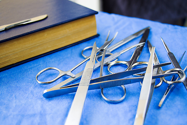 포토 JPG 해외이미지 탁자 집게 손잡이 사람없음 치료 세트 위생용품 약 금속 화장품 장비 기구 공구 수술 실험실 철 싱글 생물학 파란배경 펜치 핀셋 외과 수의사 고립 조작 철강 살균 해외포토 교육 가구 생활용품 백그라운드 의학 재질 병원 실험 파란색 뷰티 의사 도구 파일형식 이미지허브