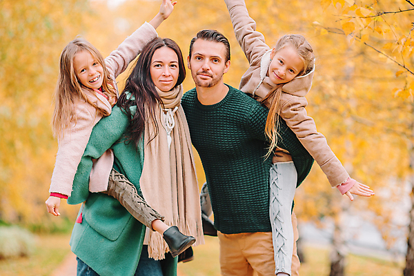포토 JPG 해외이미지 나무 백인 공원 여자 남자 딸 어린이 포즈 가족 엄마 팔벌리기 웃음 풍경 소녀 여러명 성인 야외 가을풍경 가을 아빠 숲 업기 언니 해외포토 서양인 식물 계절 공공시설 다수 관계 모션 표정 사람 자매 파일형식 가을_계절 이미지허브