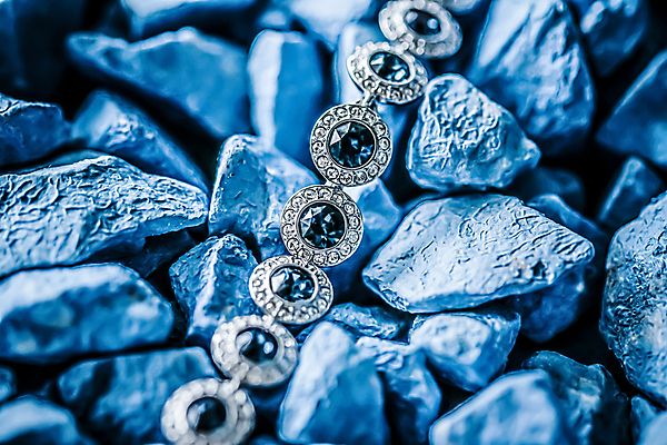 포토 JPG 해외이미지 장신구 팔찌 실내 사람없음 조약돌 화려 우아함 보석 파란배경 다이아몬드 해외포토 백그라운드 컨셉 내부 파란색 돌_바위 광석 파일형식 이미지허브