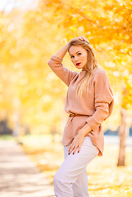 포토 JPG 해외이미지 공원 여자 한명 손짓 상반신 성인 옆모습 아웃포커스 산책 넘기 성인여자한명만 해외포토 1 공공시설 뷰포인트 모션 휴식 촬영기법 사람 여자한명만 성인여자만 파일형식 이미지허브